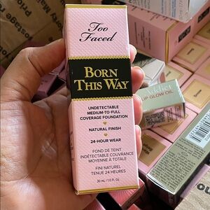 Too Faced Born This Way Foundation - warm beige-